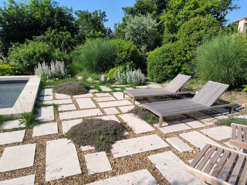 Un jardin sec autour d’une piscine