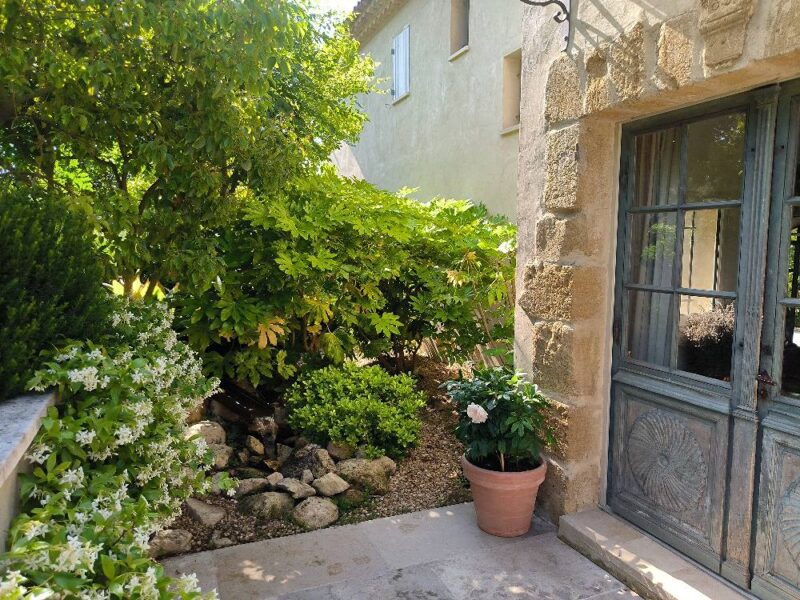 Entrée fleurie et verdoyante d’une maison