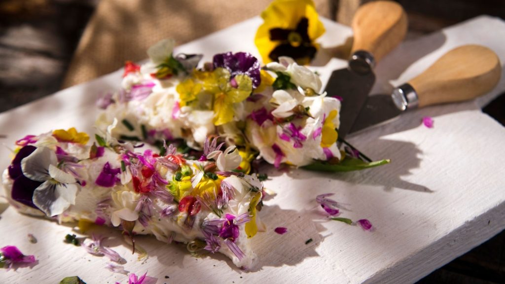 Gâteau décoré avec plantes décoratives comestibles