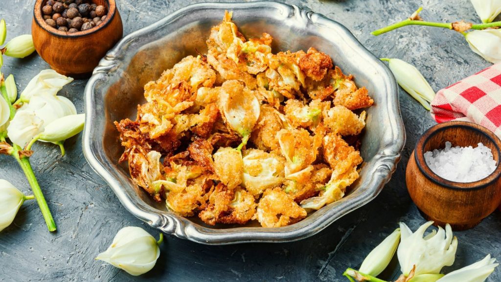 chips de fleurs comestibles dans un bol avec épices