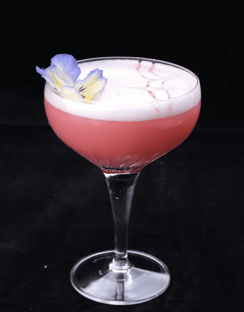 Cocktails de fleurs comestibles colorées