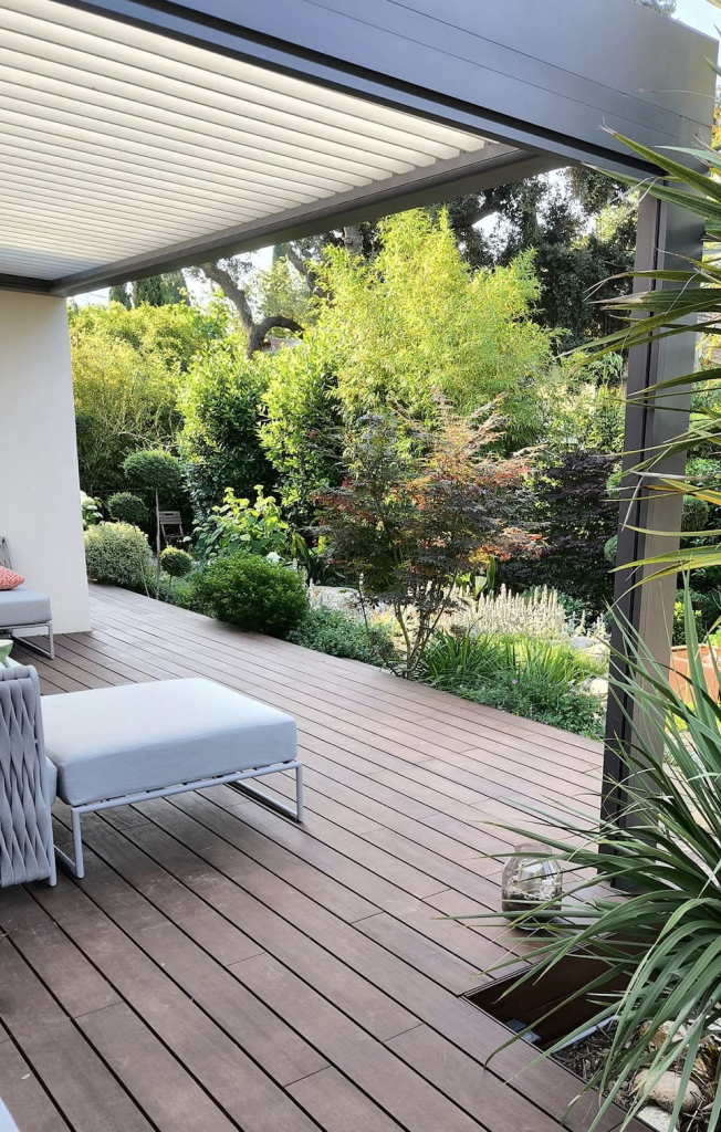 Terrasse en bois avec bambou en pot et jardin paysager