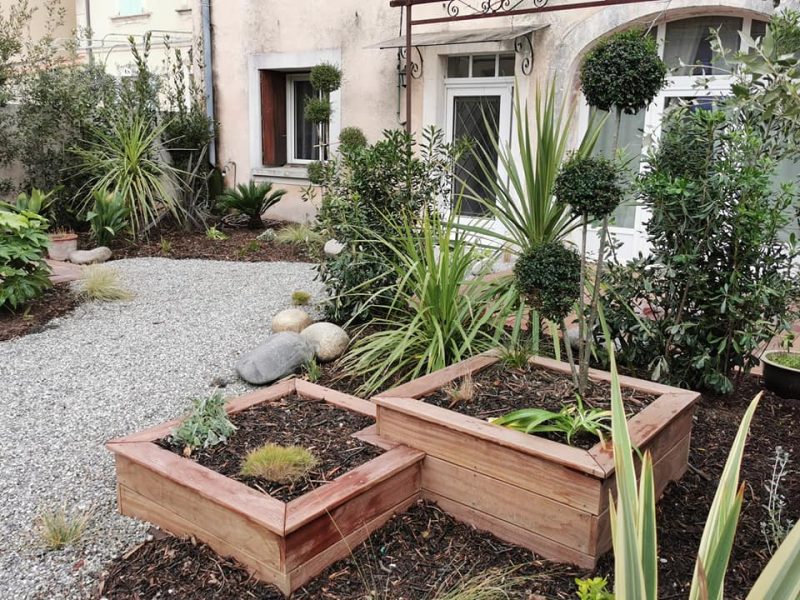 Potager en carrés devant une maison