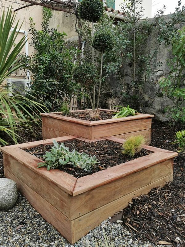 Potager en carrés dans le jardin
