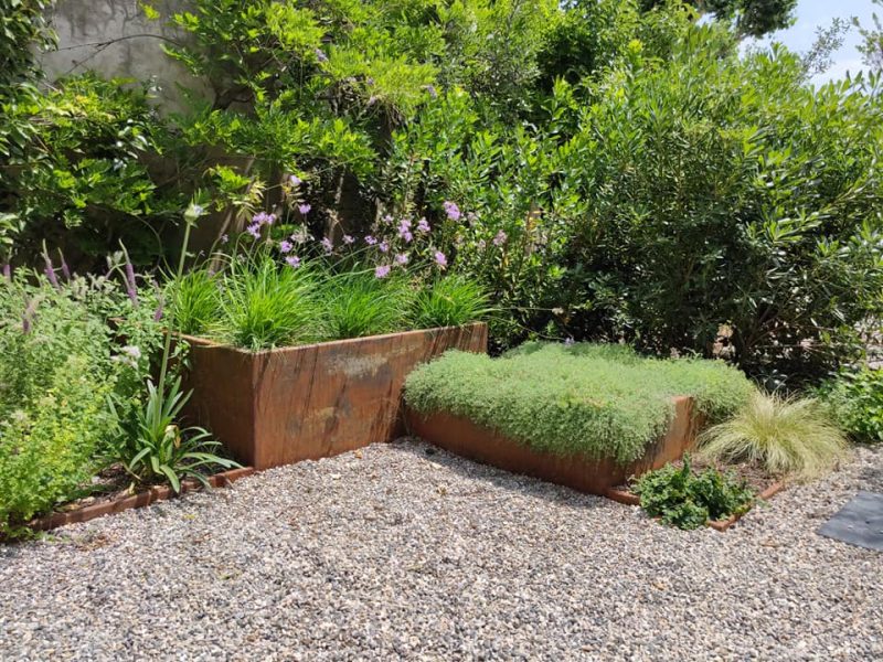 Potager en carrée dans le jardin avec gravier