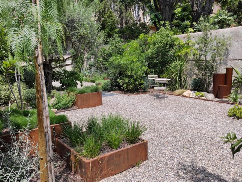 Potager en carrée dans le jardin avec gravier