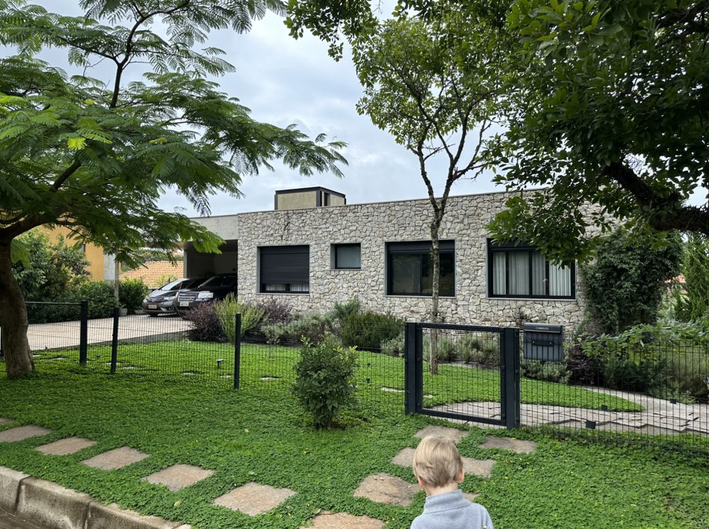 Maison en pierre avec jardin verdoyant