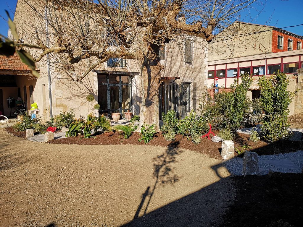 Arbre au jardin devant une maison