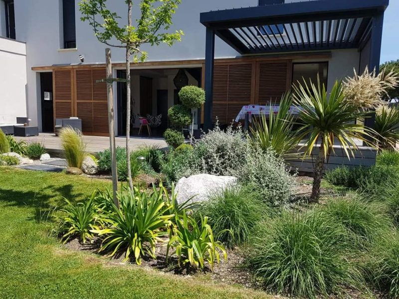Arbres qui font de l'ombre dans le jardin