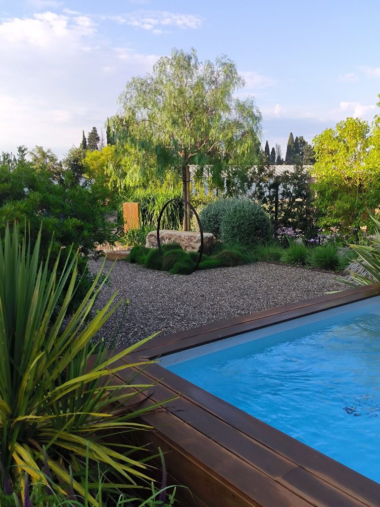 Arbre au jardin près d'une piscine