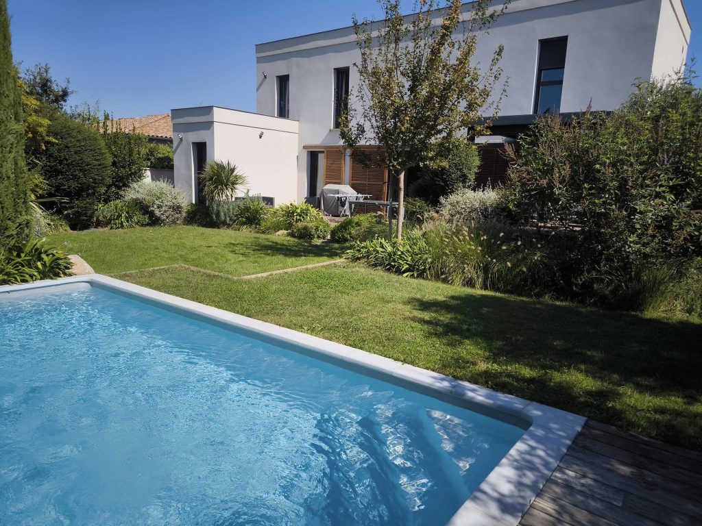 Arbre au jardin près d'une piscine