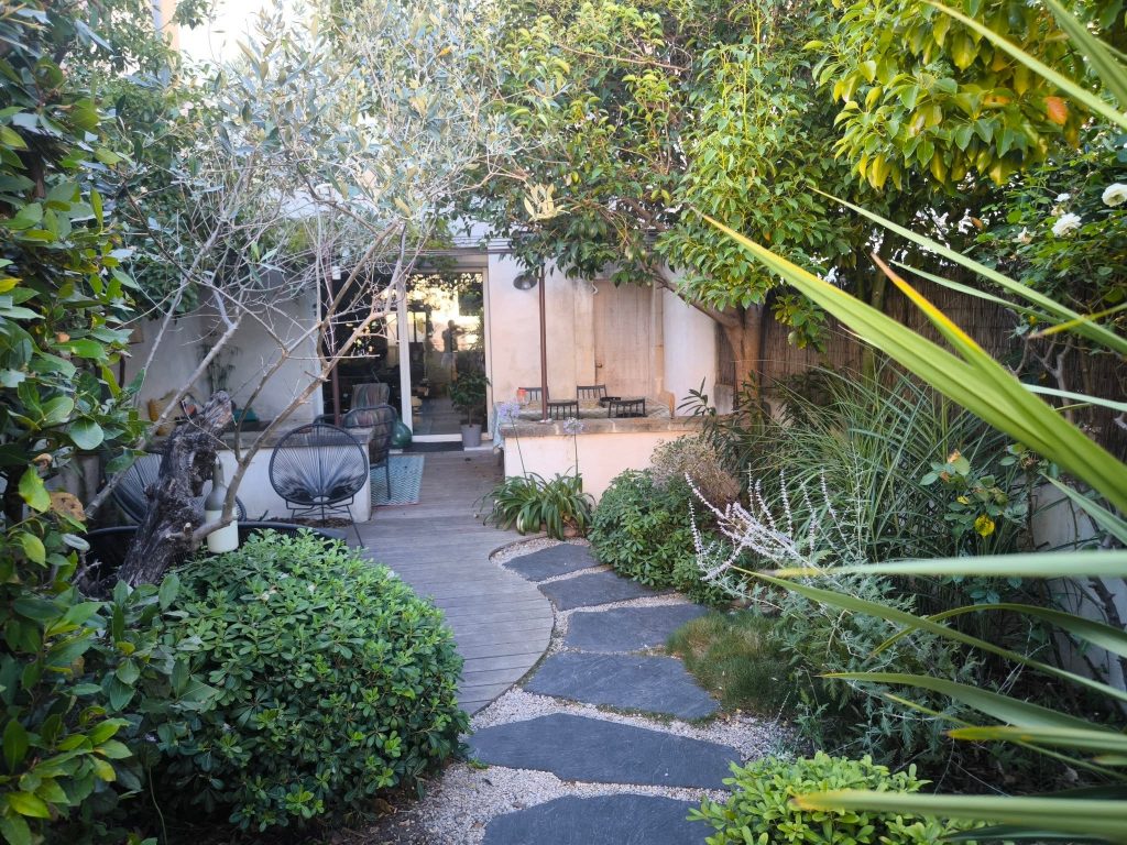 Arbres au jardin qui font de l'ombre sur l'allée