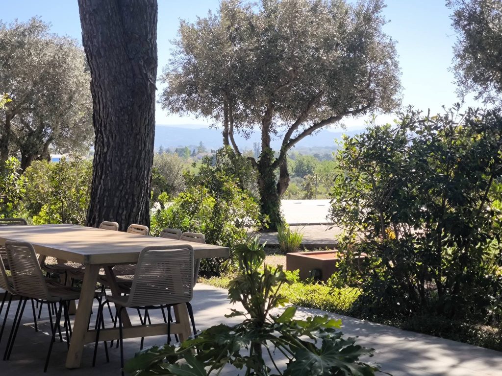 Arbres au jardin près d'une terrasse