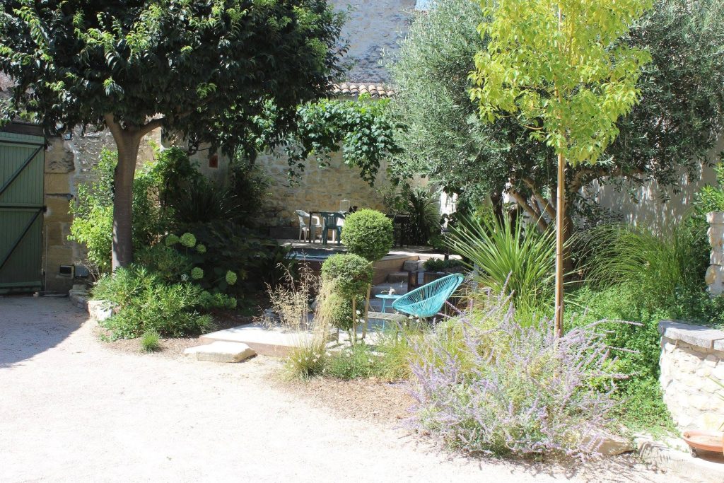 Arbres qui font de l'ombre dans le jardin
