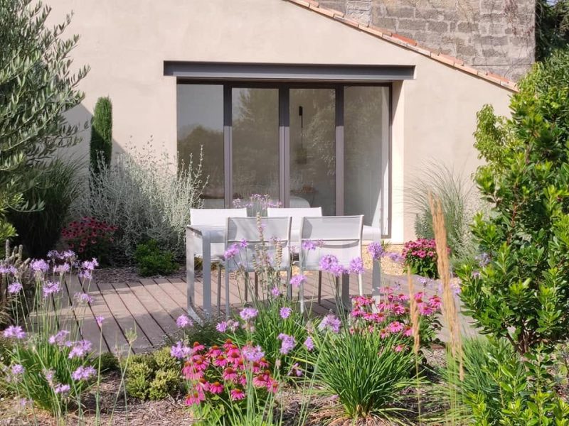 Jardin fleuri devant une terasse