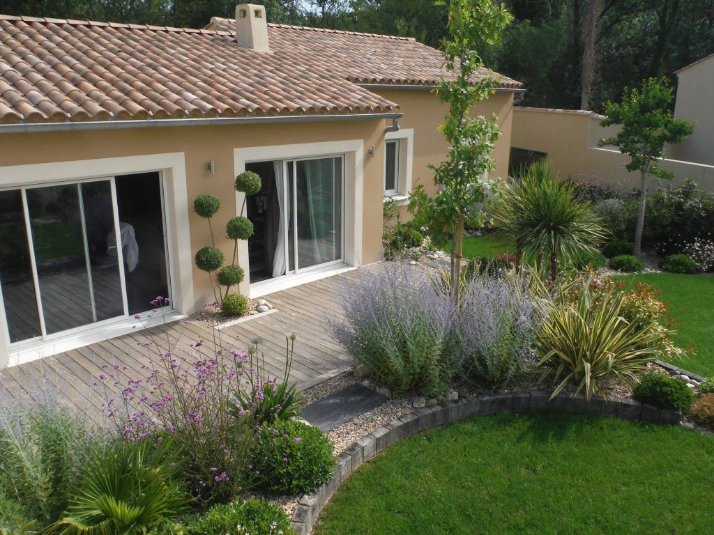 Plantes et fleurs qui bordent la maison